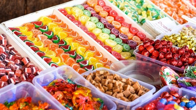 Forse dovremmo smettere di mangiare questo cibo dolcissimo. È lucidato con la cera per auto