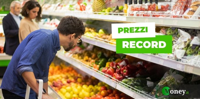 Prezzi record, stangata al supermercato da oltre 500 euro e crollo dei consumi: serve il taglio dell'Iva?