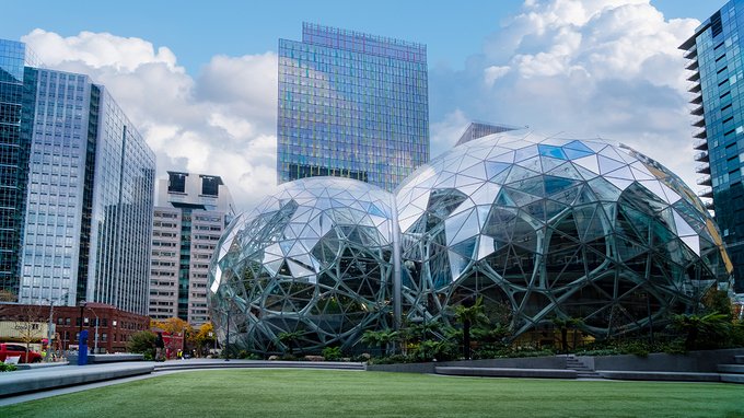 Amazon Italia sotto inchiesta, oltre €1 miliardo evaso al Fisco. Cosa rischia?