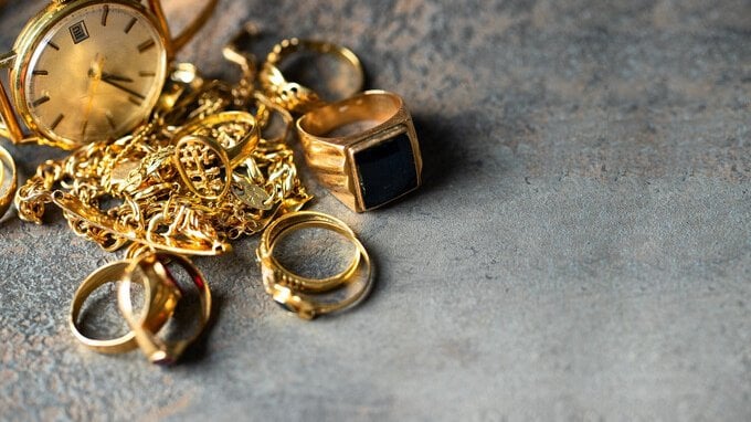 Se ho oro e argento da vendere, meglio aspettare o sbrigarsi a monetizzare prima che i prezzi scendano ancora?