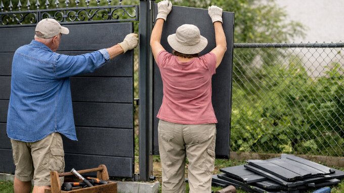 Una coppia di pensionati deve smantellare una recinzione da 5.200€. Il vicino non la vuole 