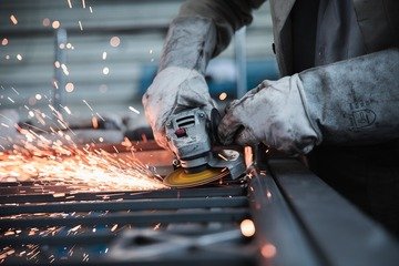 Quanto guadagna chi lavora in fabbrica? Lo stipendio di un operaio in Italia