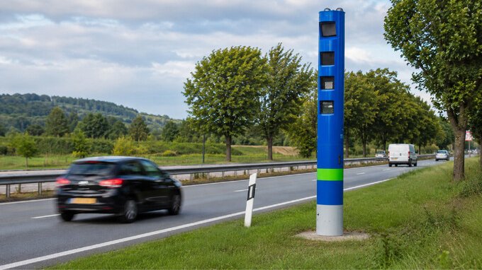 Ecco come funzionano le nuove telecamere blu che spaventano gli automobilisti