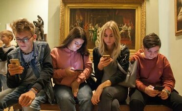 Perché c'è un'epidemia di solitudine tra i giovani e sarà sempre peggio?