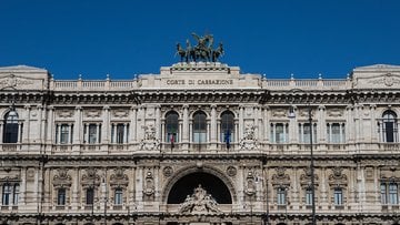 Si ammala perché lavora troppo, ora il datore di lavoro deve risarcirlo. Lo dice la Cassazione