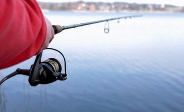 Multa per chi pesca senza permesso, come ottenere la licenza per non correre rischi