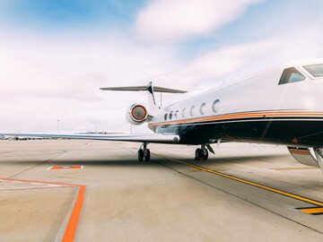 Stop ai jet privati, arriva la proposta in Parlamento: davvero si può impedire il loro uso per tutelare l'ambiente?