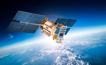 Amazon sfida Starlink e punta ad acquistare questo gruppo satellitare per $9 miliardi