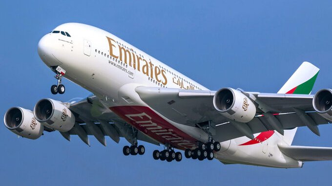 Nuove regole per chi vola con Emirates dall'1 ottobre, attenzione a questo divieto