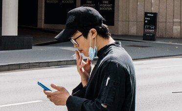 Abbassare la mascherina per fumare può costare 400 euro di multa: le regole da sapere