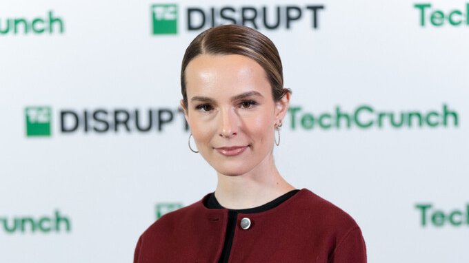 La storia di Bridgit Mendler, da star della Disney a competitor di Musk