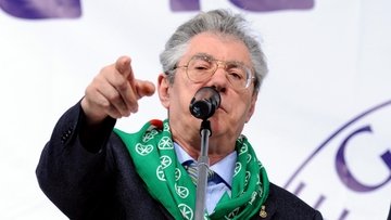 Lega, scissone in arrivo? Dopo il flop delle elezioni Bossi torna alla carica: «Riconquistare il Nord»
