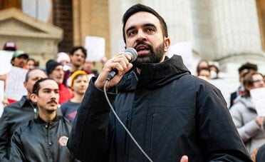 Chi è e quanto guadagna Zohran Mamdani, il musulmano (possibile) nuovo sindaco di New York