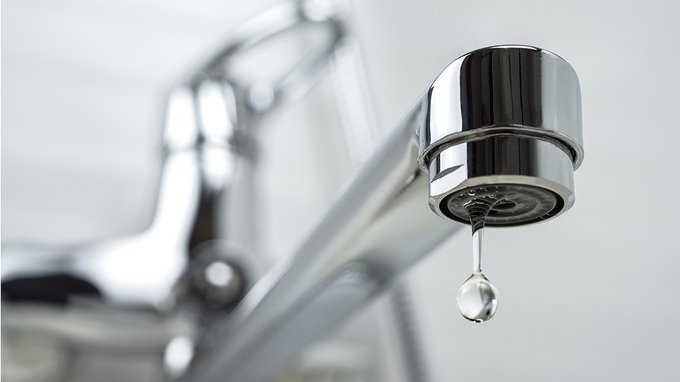 In queste 5 città italiane non bere mai al rubinetto. Hanno l'acqua più inquinata in assoluto