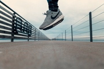 Nike, negozi pieni e azioni in caduta. Cosa c'è dietro un crollo vicino all'80%?