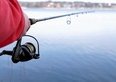 Multa per chi pesca senza permesso, come ottenere la licenza per non correre rischi