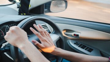 Si può oltrepassare la linea continua per superare una bicicletta?