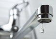 In queste 5 città italiane non bere mai al rubinetto. Hanno l'acqua più inquinata in assoluto