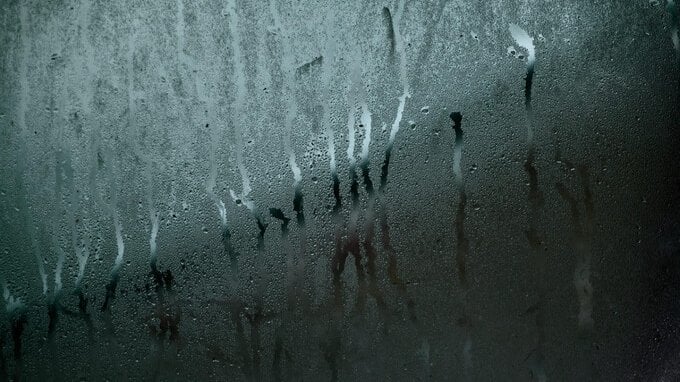 Condensa sui vetri dell'auto: i rimedi che funzionano davvero in inverno