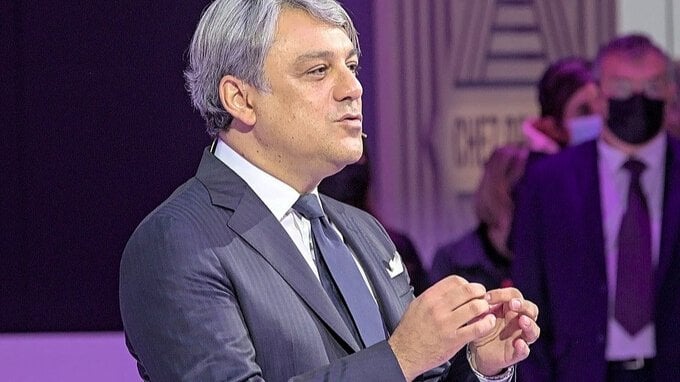 Chi è Luca De Meo e quanto guadagna il nuovo CEO di Kering, chiamato a salvare il colosso del lusso