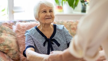 Bonus per chi assiste un familiare disabile, ecco cosa spetta