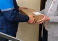 Postino si rifiuta di lasciare i pacchi per strada. Ma viene licenziato