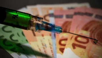 Vaccino: AstraZeneca sospende tutti i test per “seria reazione avversa”. Tracollo in Borsa