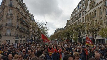 Proteste oceaniche per le strade di Parigi per il 1° maggio, contro la riforma delle pensioni