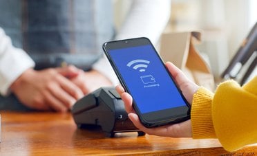 Perché spendiamo di più quando paghiamo con lo smartphone rispetto ai contanti