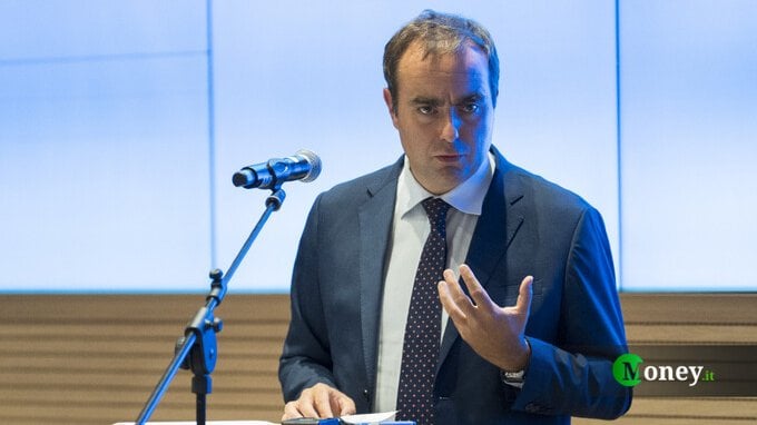Shock Francia, il primo ministro Sébastien Lecornu si è appena dimesso. E scattano subito i sell sugli OAT