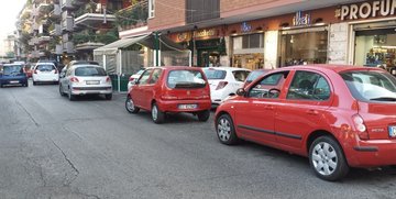Macchina in doppia fila: multa, conseguenze penali e quando è consentita