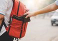 “Attenzione pickpocket!”, significato e origini del nuovo trend anti borseggio