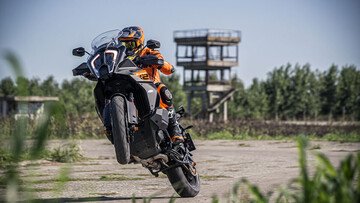 KTM 1290 Super Adventure S 2023: nuova grafica e dotazione