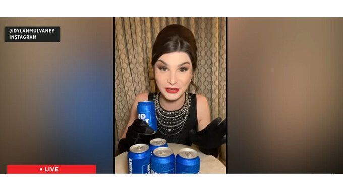 L'ideologia woke non paga, scattano i licenziamenti: il disastroso caso di Bud Light