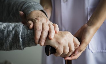 RSA e case di riposo, quanto costano davvero al mese (e cosa copre lo Stato)