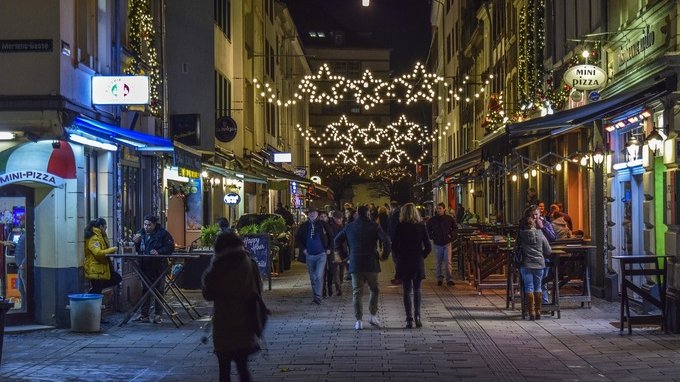 Le regole in zona gialla a Natale: nessun limite a tavolate al ristorante, mascherine obbligatorie all'aperto
