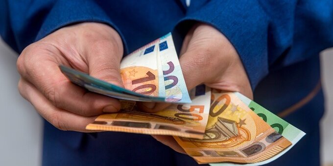Stipendio colf e badanti, novità per il 2022: limiti per i pagamenti in contanti