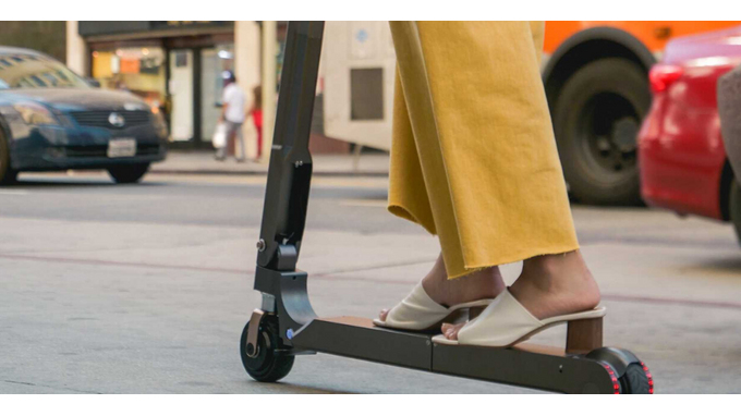 Monopattini elettrici: novità su obbligo casco, divieto ai minori e limiti di velocità