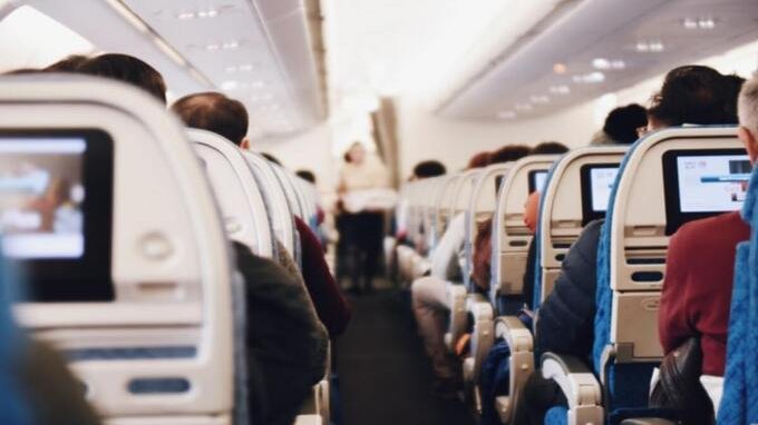 La connessione di Starlink permetterà di usare il Wi-Fi in aereo. Ecco con quali compagnie