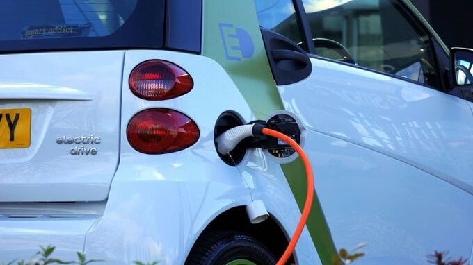 Addio auto a benzina dal 2035? L'Ue ci ripensa (in parte)