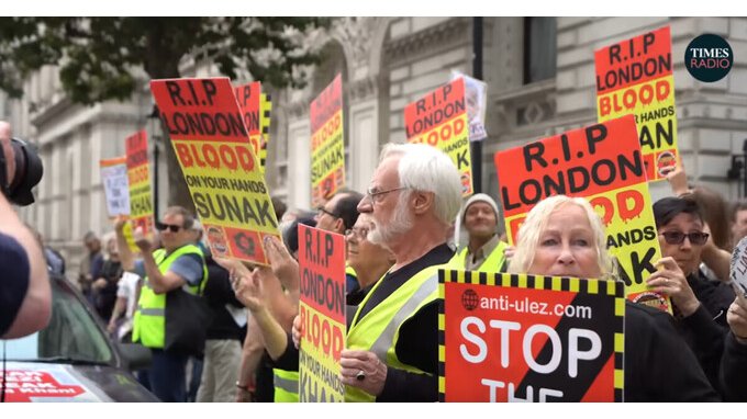 Londra in rivolta contro la più grande ztl del mondo: continuano le proteste contro le nuove regole «green»