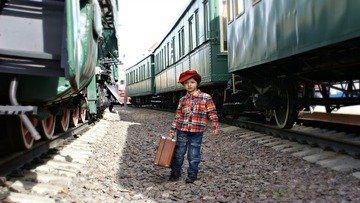 I minorenni possono viaggiare da soli? Età minima per aereo, treno e hotel