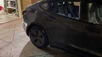 Il finestrino di una Tesla Model 3 esplode all'improvviso: il video