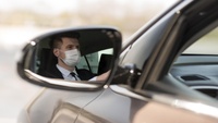 Ghiaccio sul parabrezza: come rimuoverlo e prevenirlo evitando danni all'auto