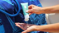 Vietate le creme solari in spiaggia, causano danni all'ambiente: ecco dove