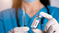 Covid, salgono contagi e morti. L'allarme: obbligo vaccinale per altre categorie