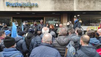Somministrati di Poste Italiane licenziati con una mail: una storia tutta italiana