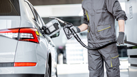 Prezzi record per benzina e diesel, cresce l'allarme: ecco cosa succederà nei prossimi mesi