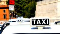 Taxi fermi in tutta Italia: gli orari dello sciopero, i disagi e il piano del governo per fermare la protesta