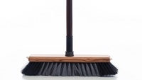 La scopa resta in piedi da sola? La bufala della Broomstick Challenge